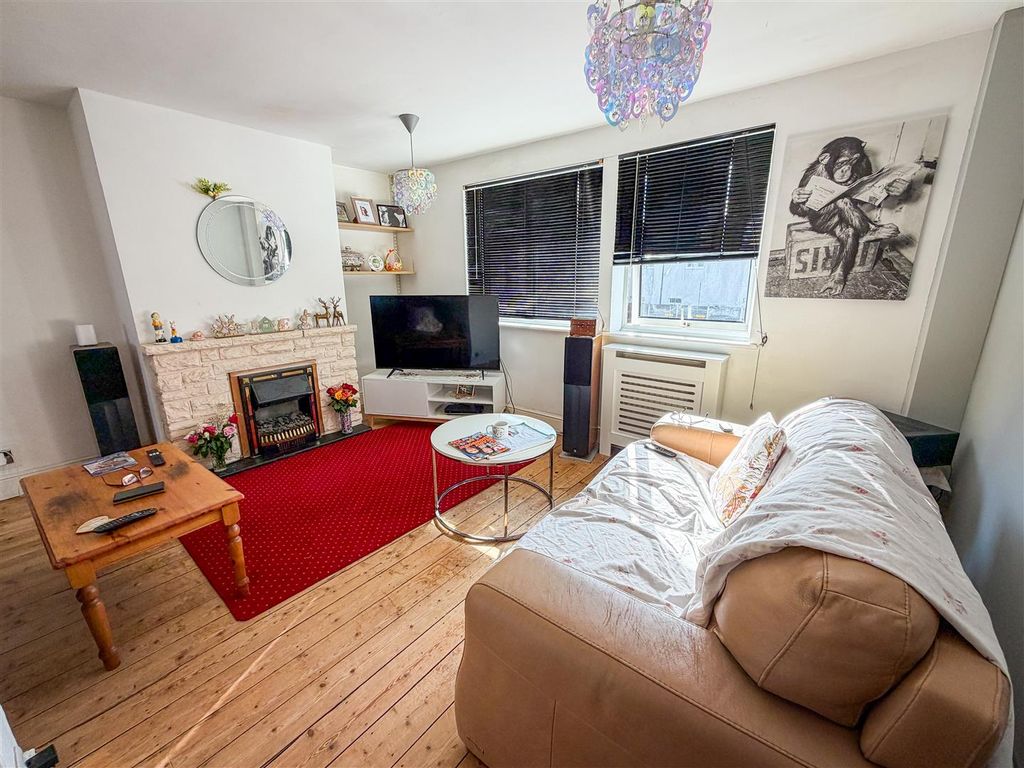 Property photo 3 of 19 Lounge