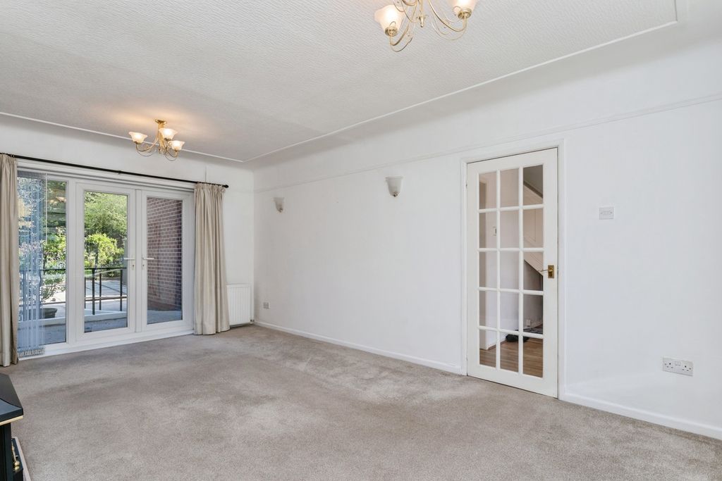 Property photo 3 of 27 Lounge