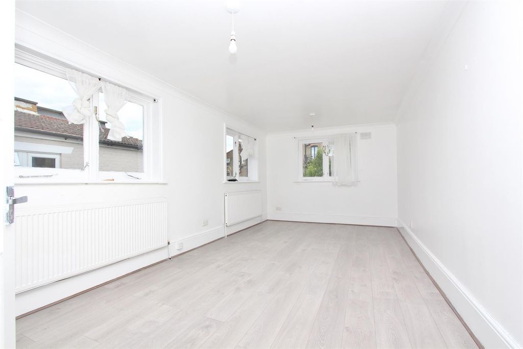 Property photo 2 of 10 Dynevor Road, N16