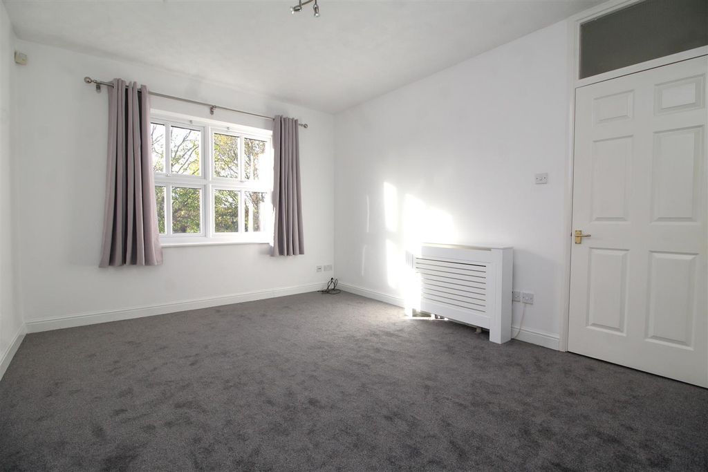 Property photo 3 of 11 Living Room .Jpg