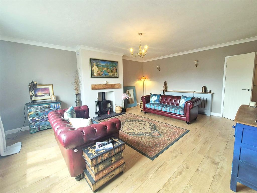 Property photo 3 of 17 Lounge