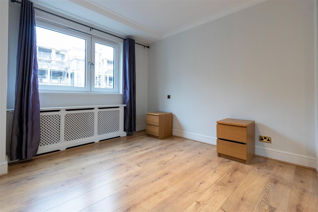 Property photo 2 of 6 Bedroom.Jpg