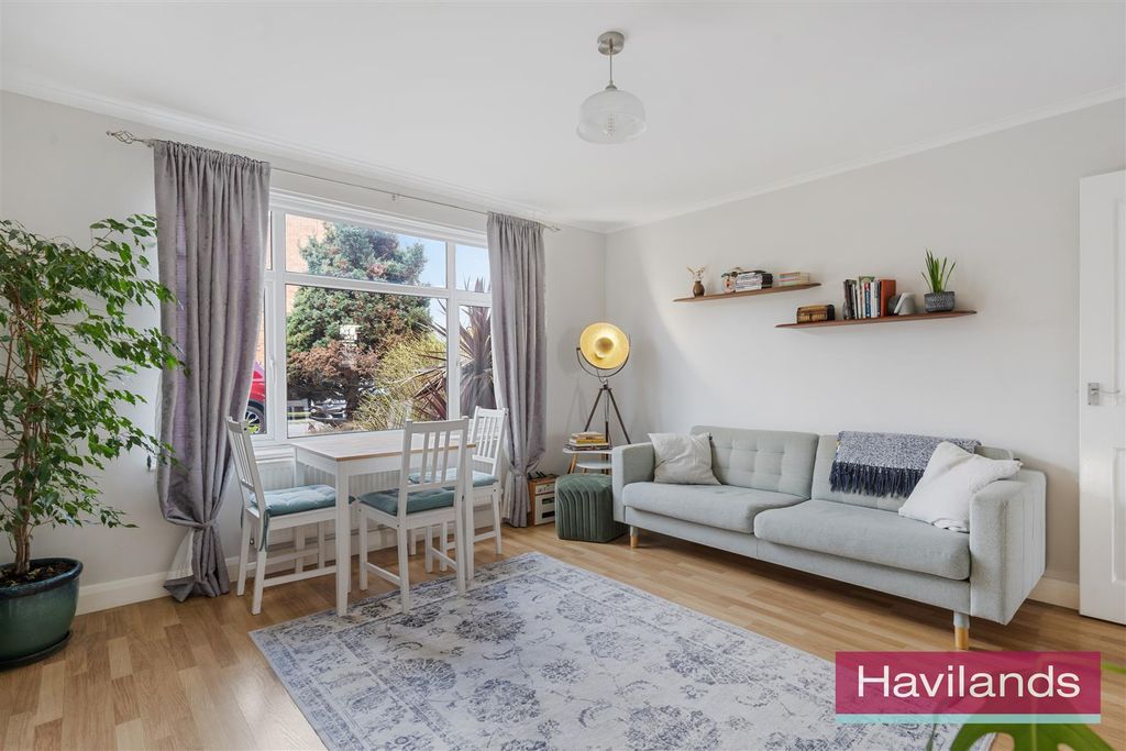 Property photo 1 of 12 Fairlawn Close-6.Jpg
