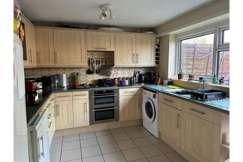 Property photo 2 of 11 Kitchen