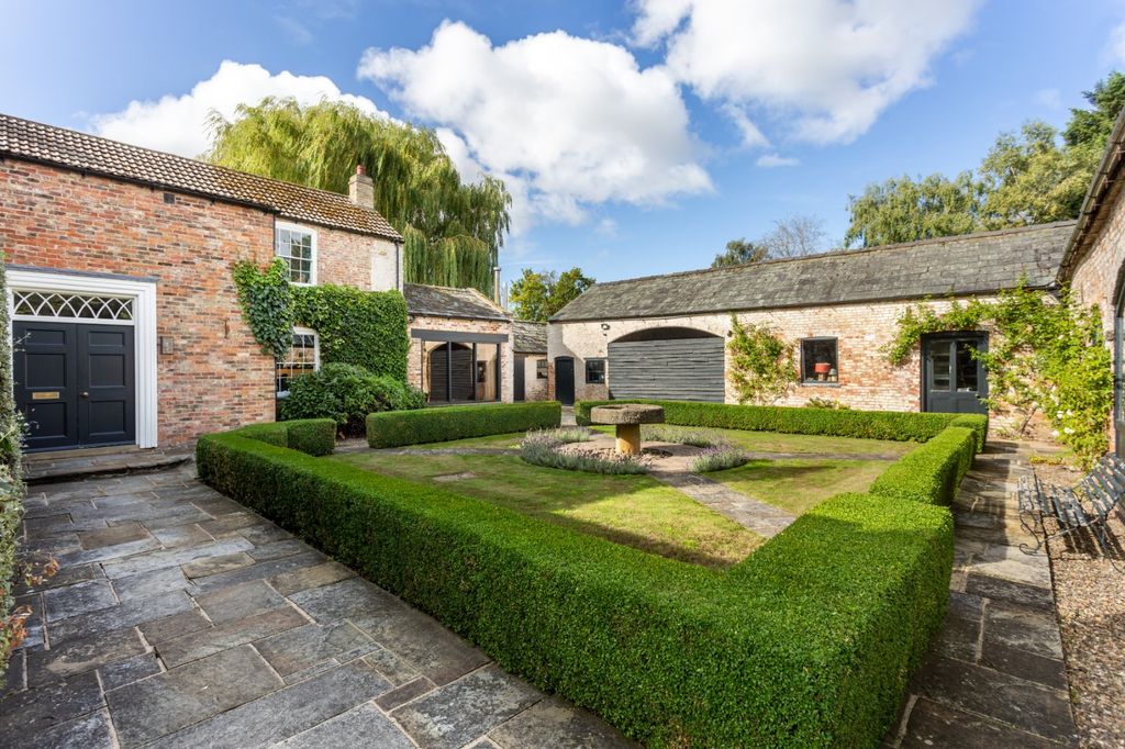 Property photo 3 of 27 Parterre