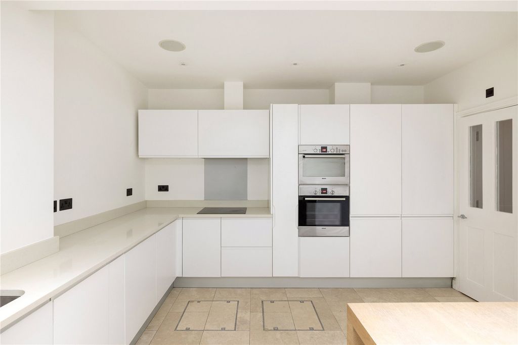 Property photo 3 of 19 Kitchen