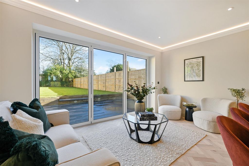 Property photo 2 of 26 Oakwood Avenue, 4- (5).Jpg