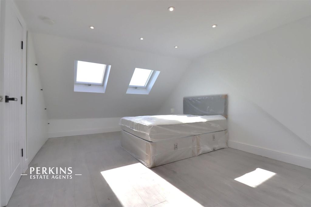 Property photo 3 of 5 Bed 2.Jpg
