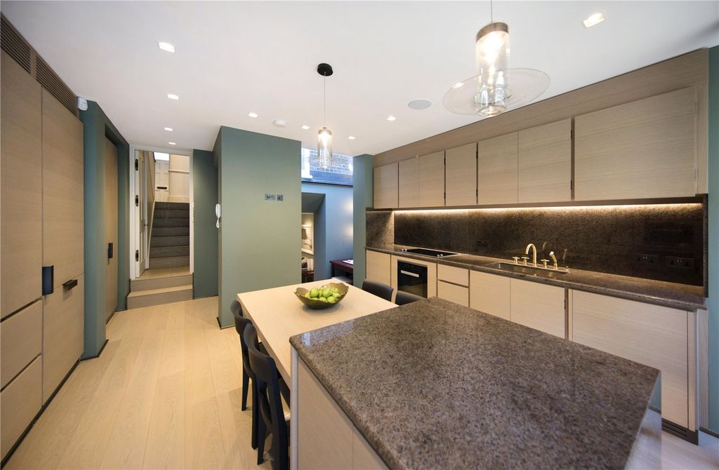 Property photo 3 of 17 Kitchen