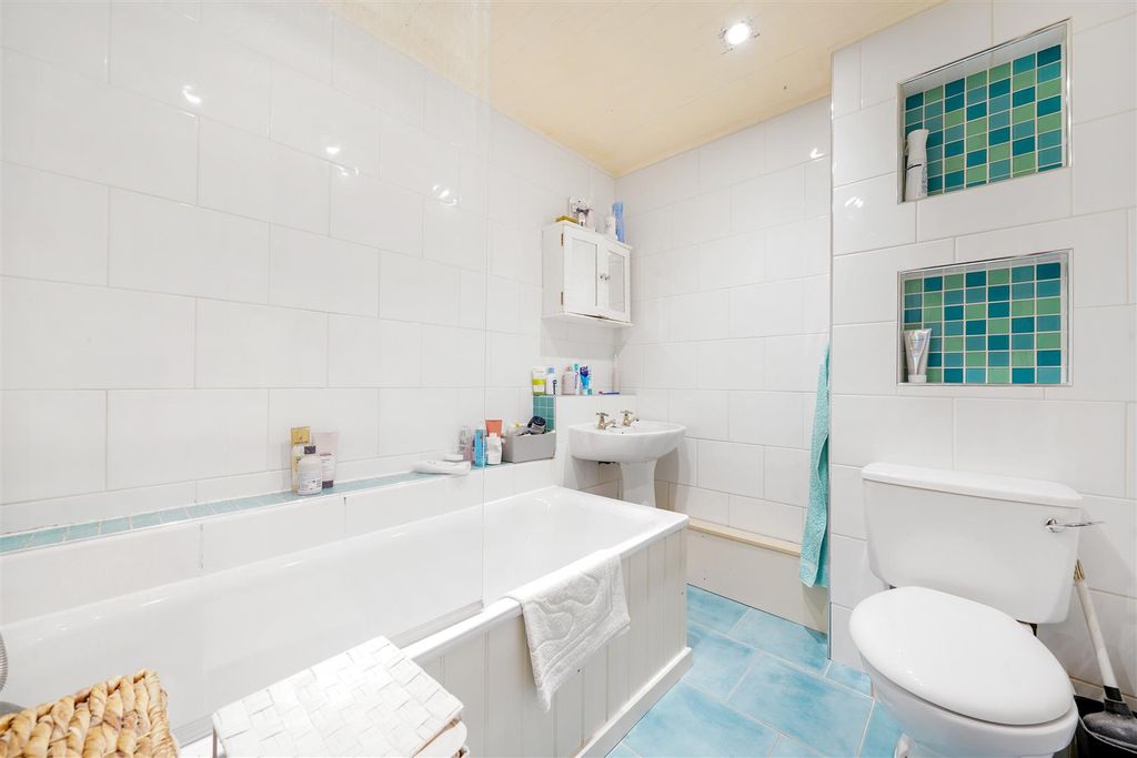 Property photo 3 of 14 Everington Street - Afnbiwdqpprqwyicrhuh.Jpg