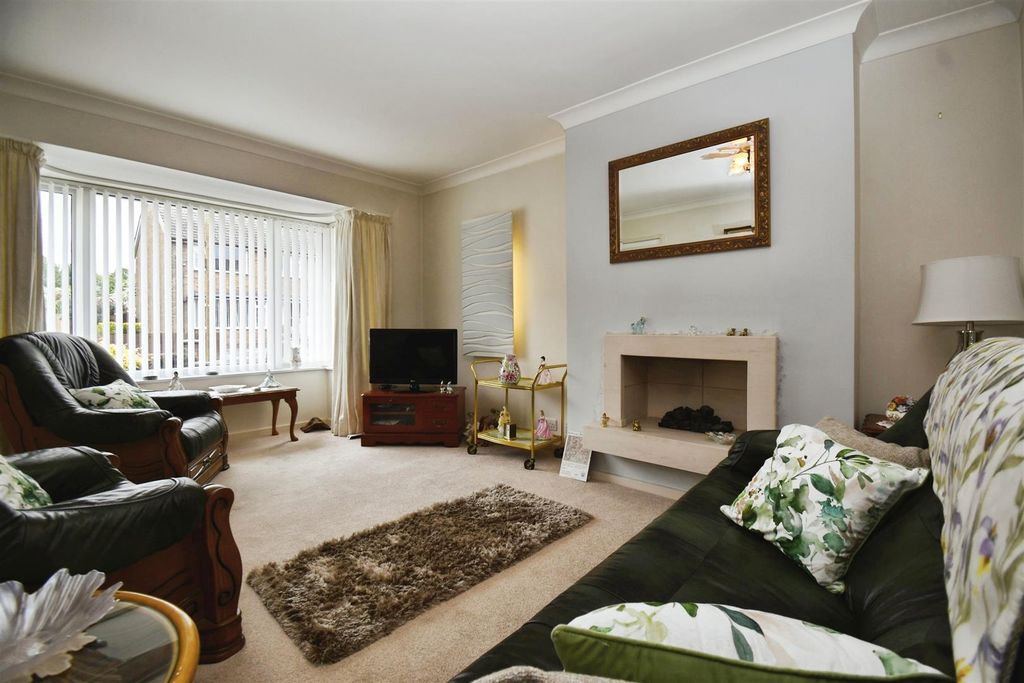 Property photo 3 of 23 Lounge