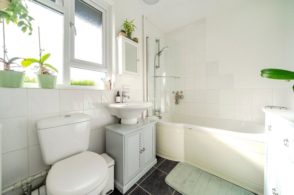 Property photo 2 of 11 Bathroom
