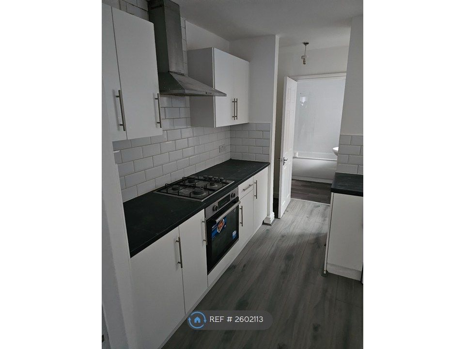 Property photo 3 of 19 Kitchen