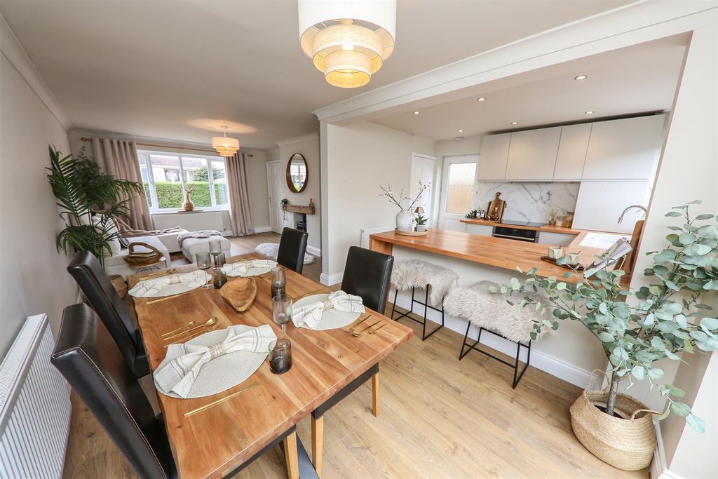 Property photo 2 of 14 Dining/Kitchen