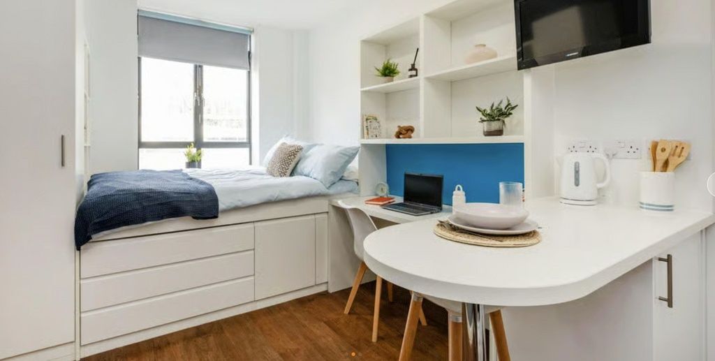 Property photo 1 of 5 Modern Bedroom With Integrated Study And Storage...