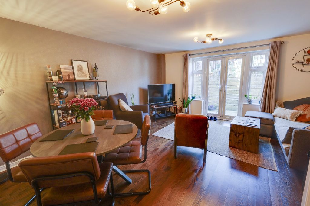 Property photo 2 of 19 Picture No. 15