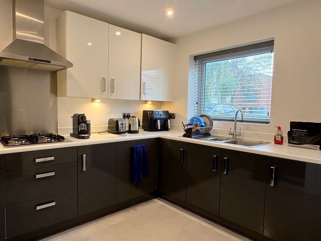 Property photo 2 of 13 Image00027