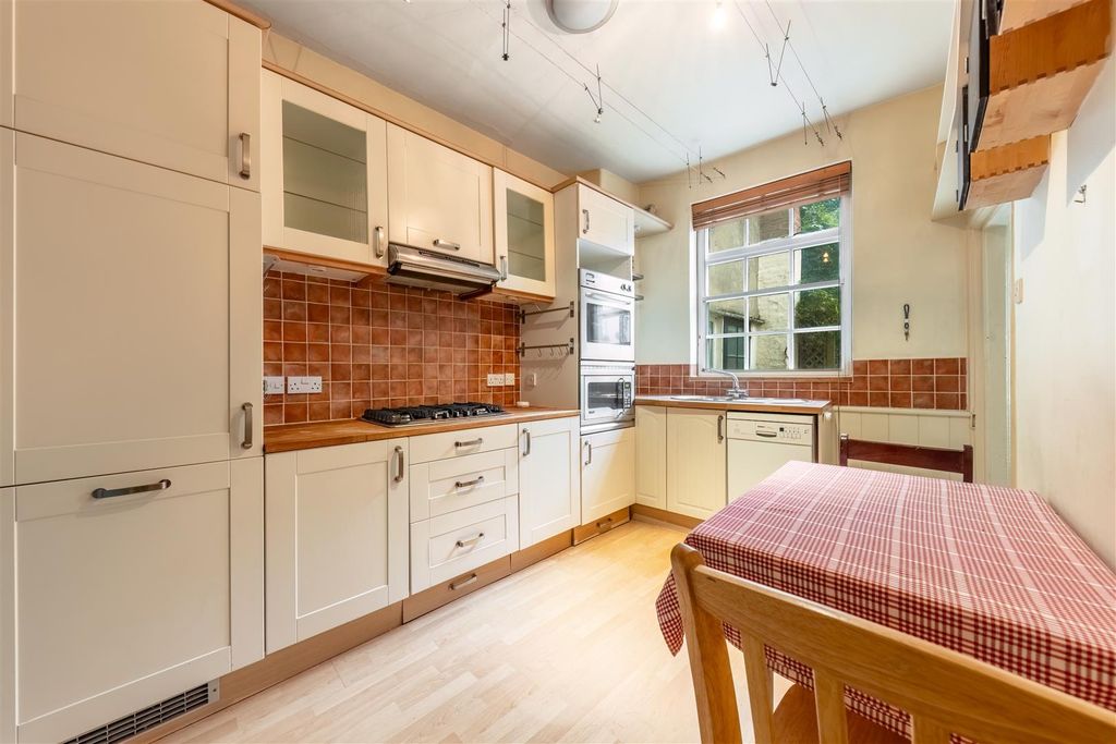 Property photo 2 of 11 Kitchen