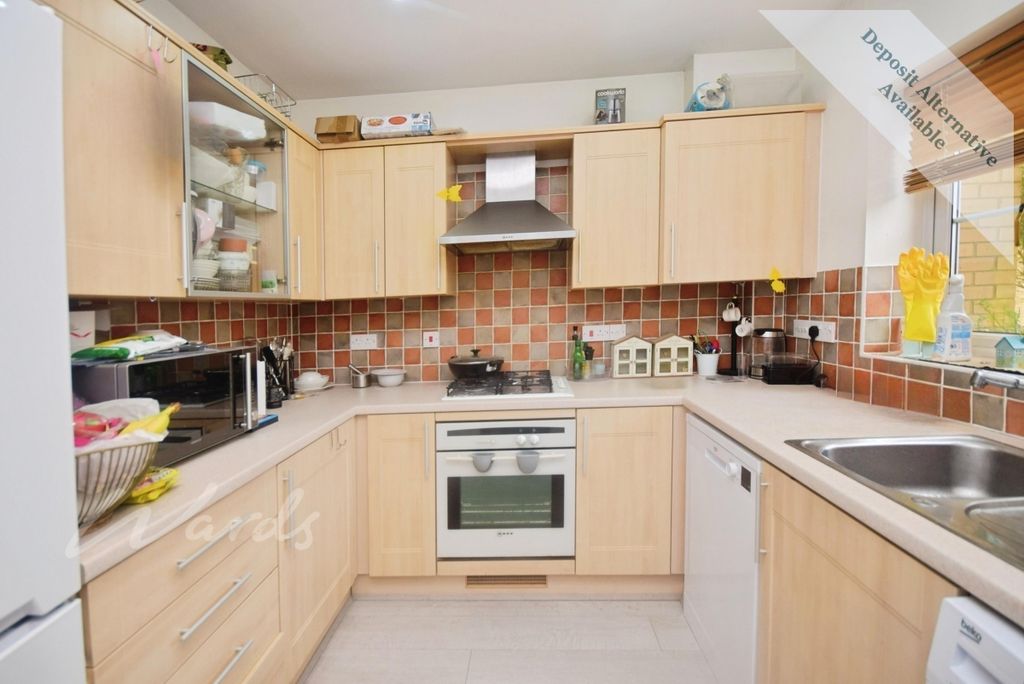 Property photo 3 of 11 Kitchen