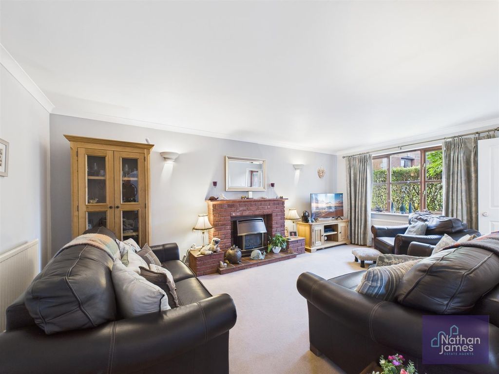 Property photo 3 of 25 Lounge