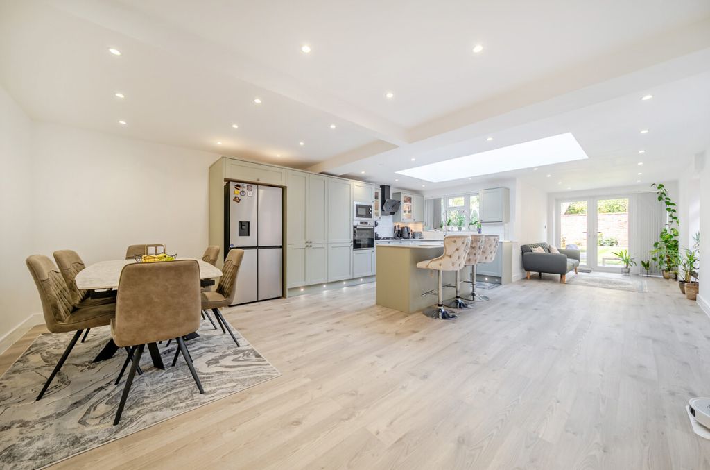 Property photo 2 of 12 1365408-18-68E7Ba...