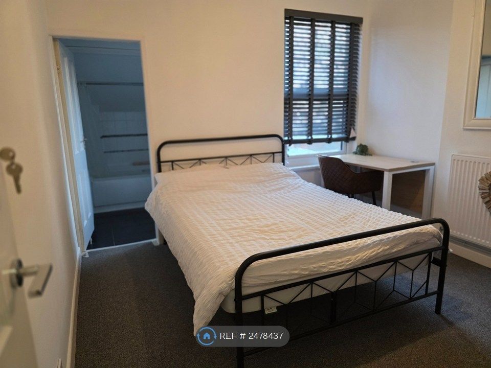 Property photo 2 of 29 Bedroom 1 - Pic 1