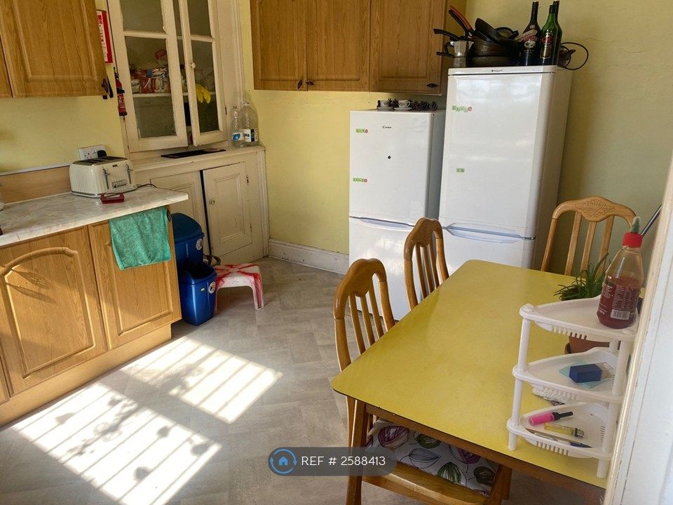 Property photo 2 of 11 Kitchen
