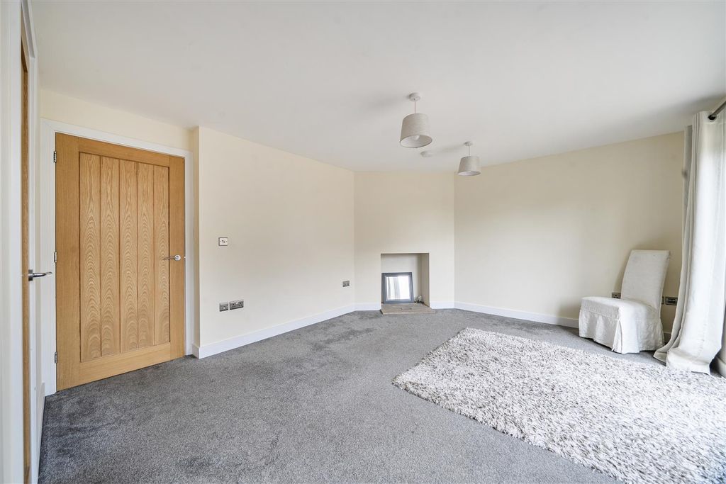 Property photo 3 of 11 Sitting Room