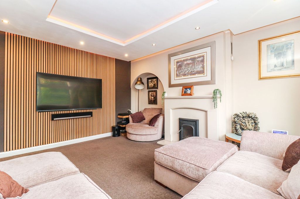 Property photo 2 of 32