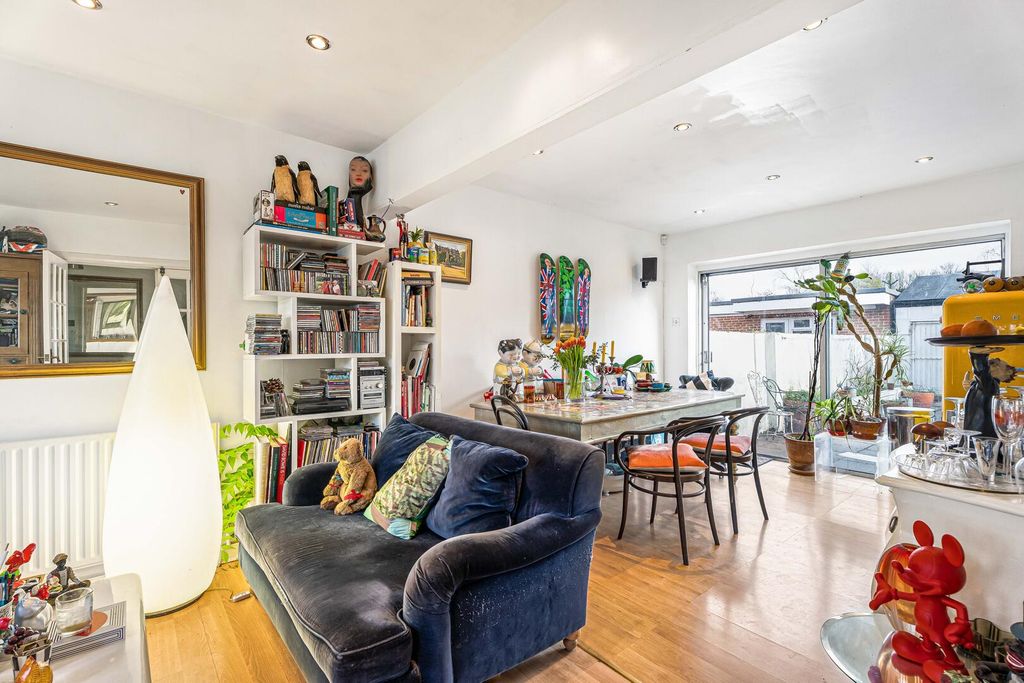 Property photo 3 of 19 Living Room