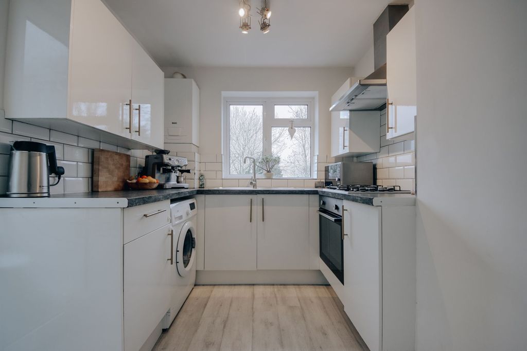 Property photo 3 of 11 Kitchen