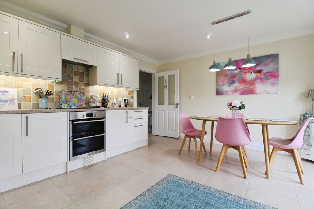 Property photo 2 of 39 Kitchen / Breakfast Room