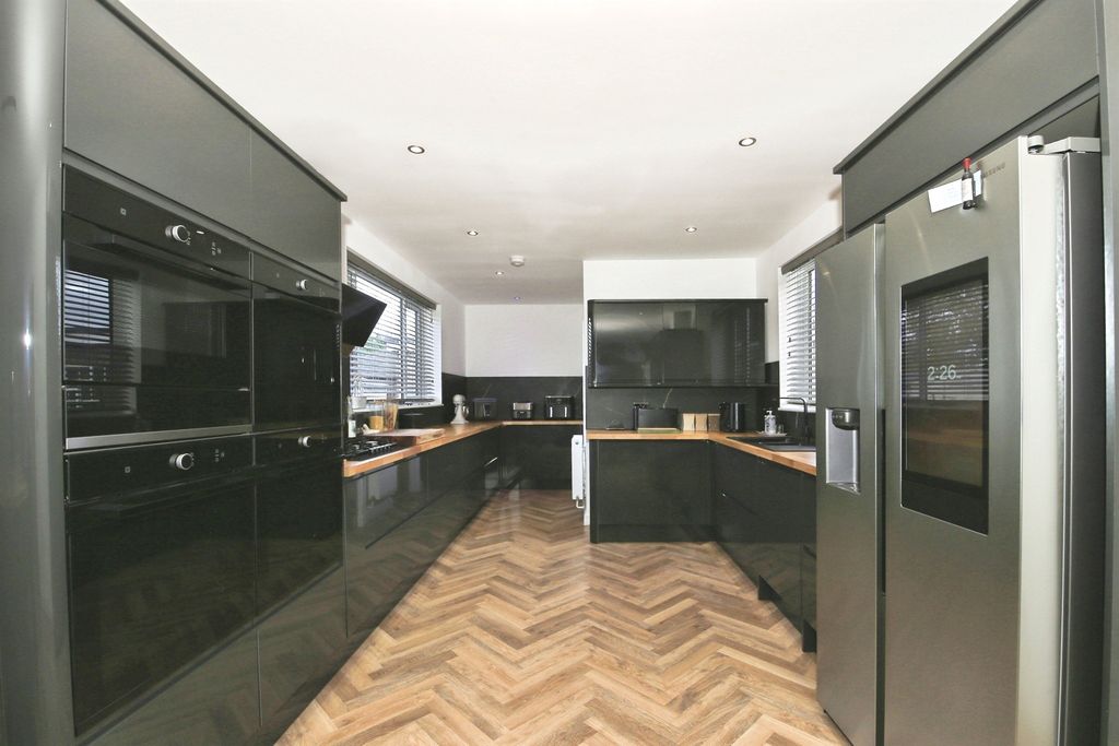 Property photo 2 of 31