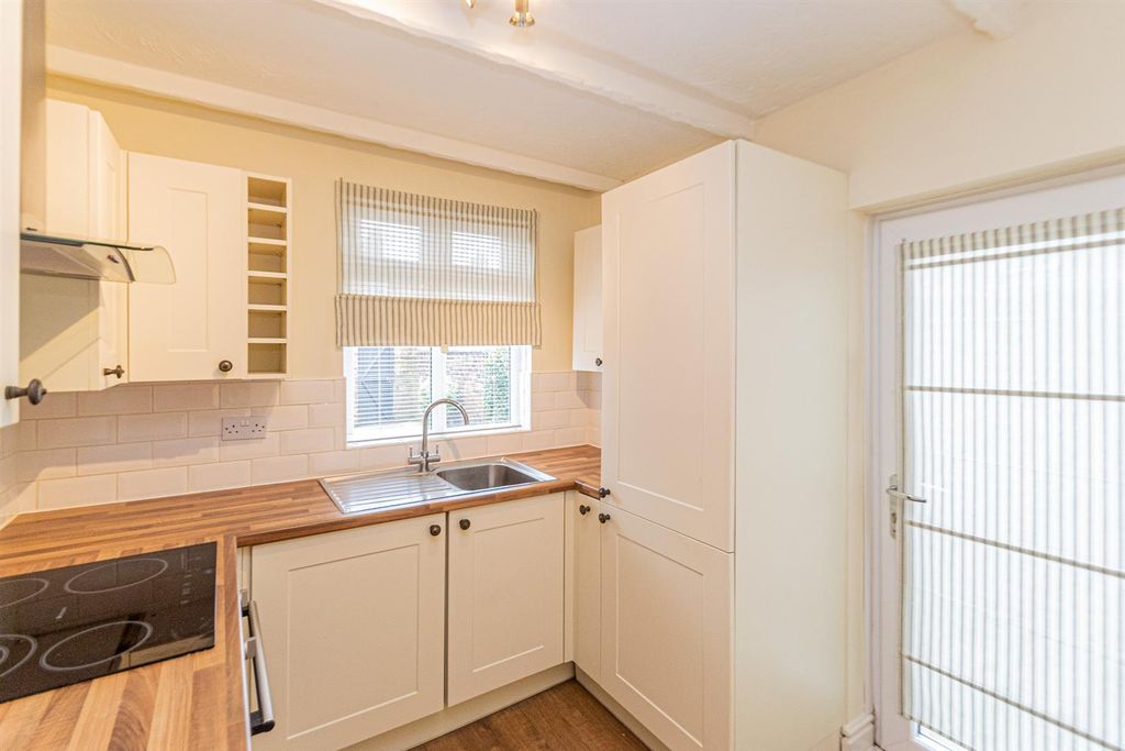 Property photo 3 of 8 Kitchen