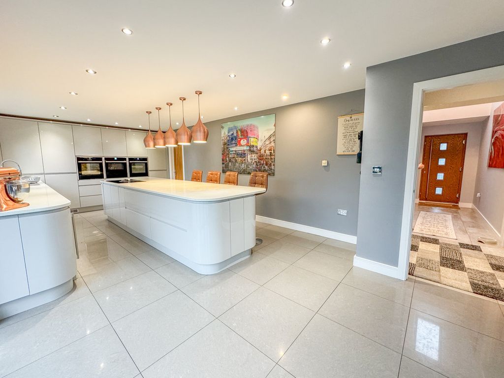 Property photo 3 of 32