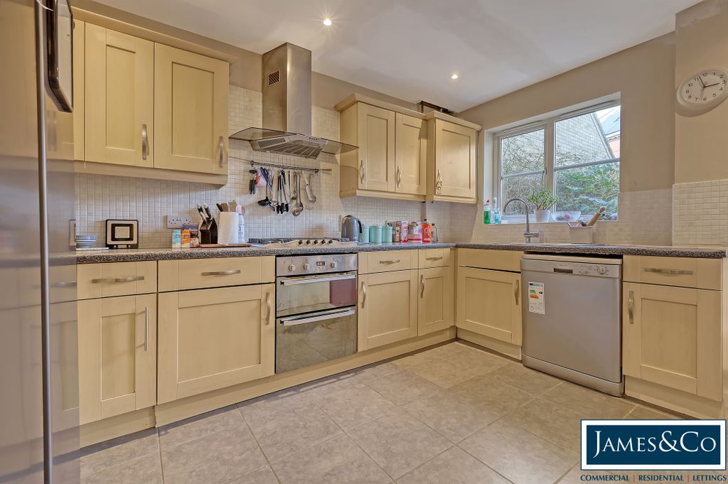 Property photo 2 of 17 4Ranulfroadd