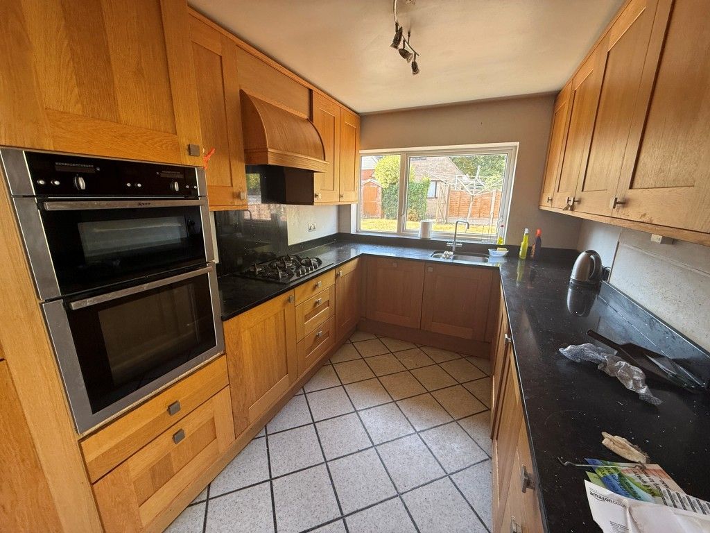 Property photo 3 of 11 Kitchen