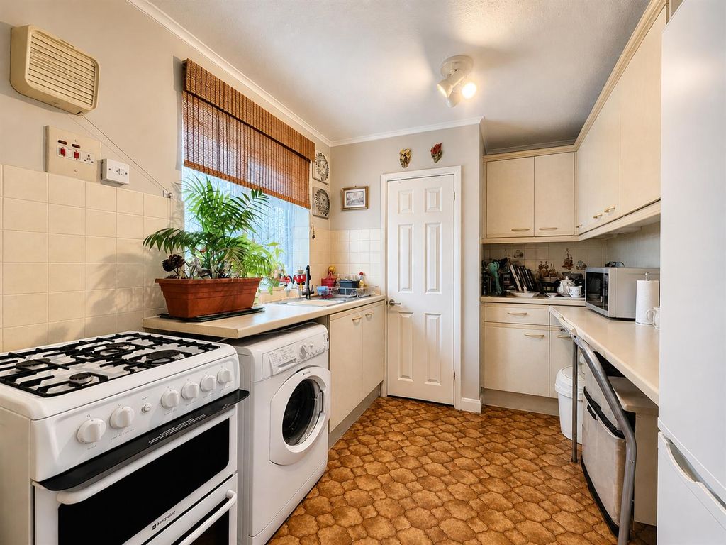 Property photo 2 of 11 Kitchen