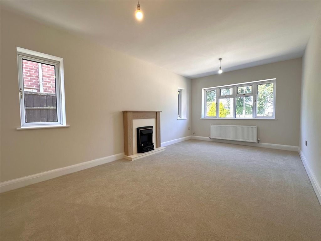 Property photo 2 of 15 Dual-Aspect Living Room 526