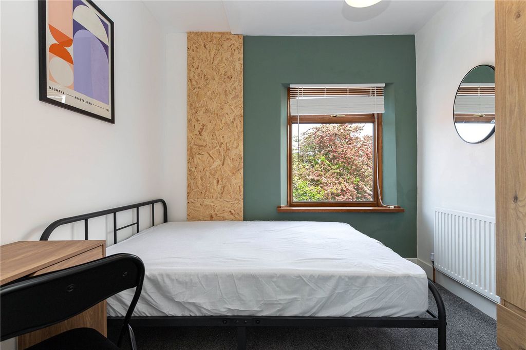 Property photo 1 of 7 Room 4