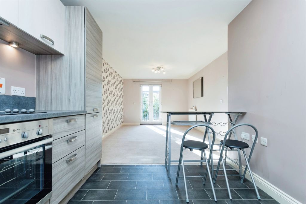 Property photo 3 of 9 Kitchen