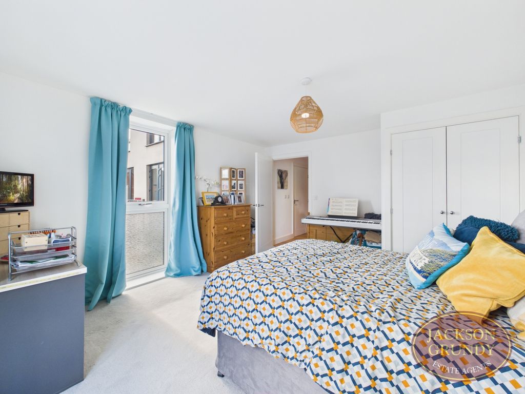 Property photo 3 of 11 Starling Way