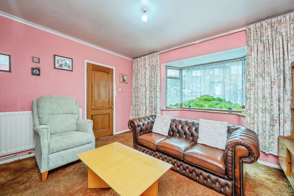 Property photo 3 of 19 Lounge2