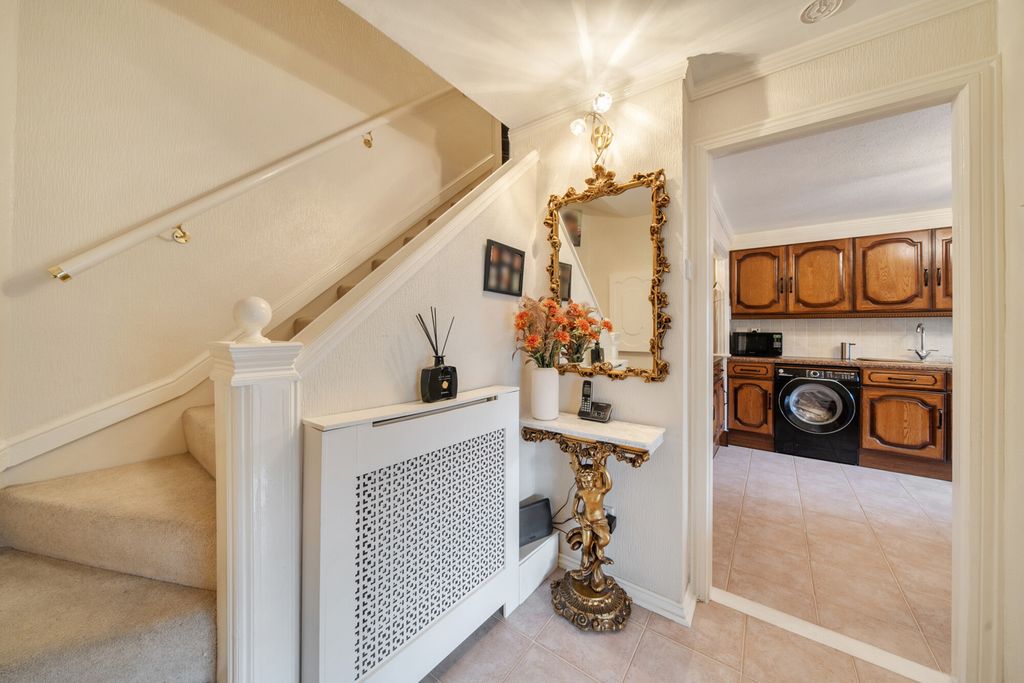 Property photo 2 of 22 Hallway