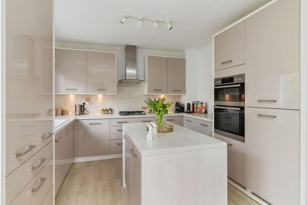 Property photo 3 of 23 Kitchen/Dining Room
