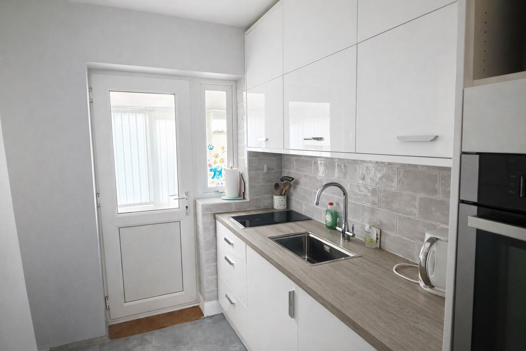 Property photo 3 of 10 Kitchen