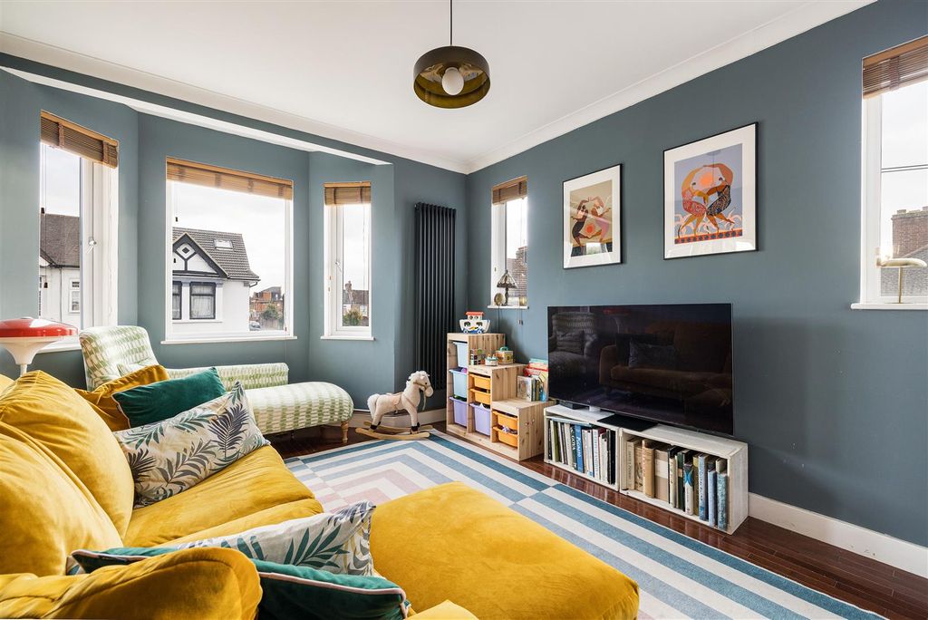 Property photo 2 of 33 Epsom Road, E10