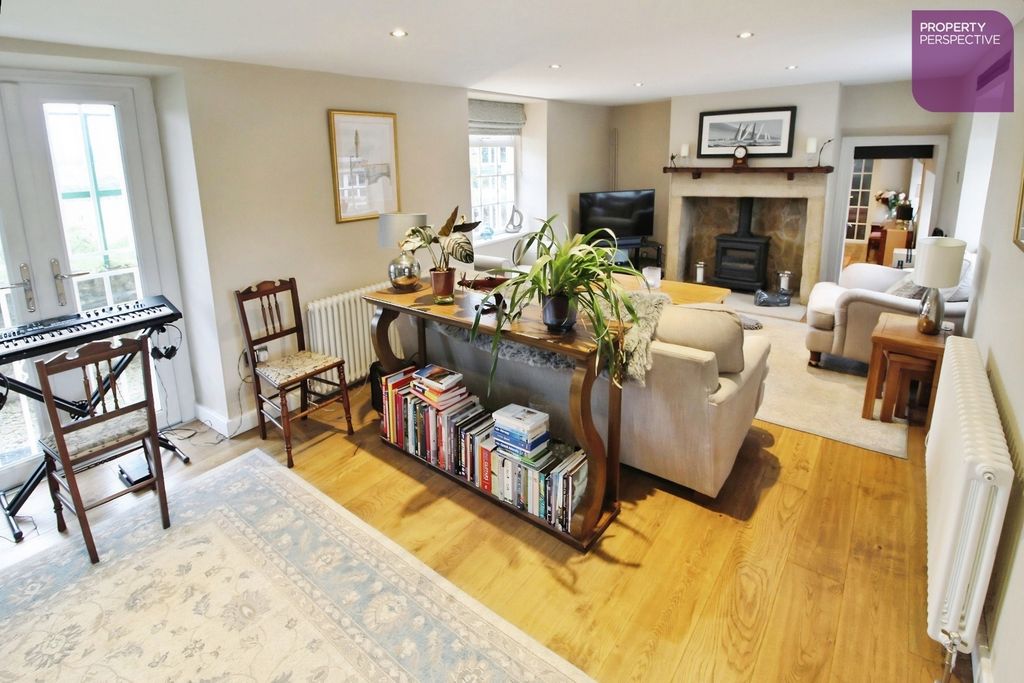 Property photo 3 of 20 Lounge