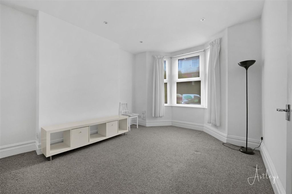 Property photo 2 of 21 Lounge