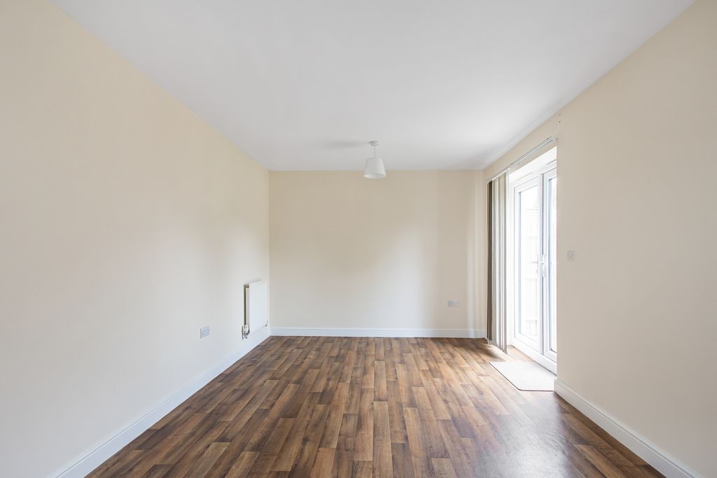 Property photo 3 of 22 Lounge 2